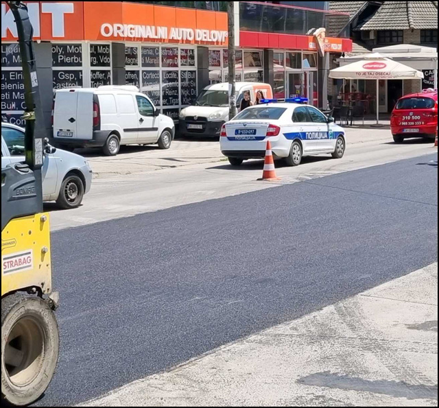 Dva u jedan, ali veliki, najveći na svetu 1 lezeci policajac cacak 2