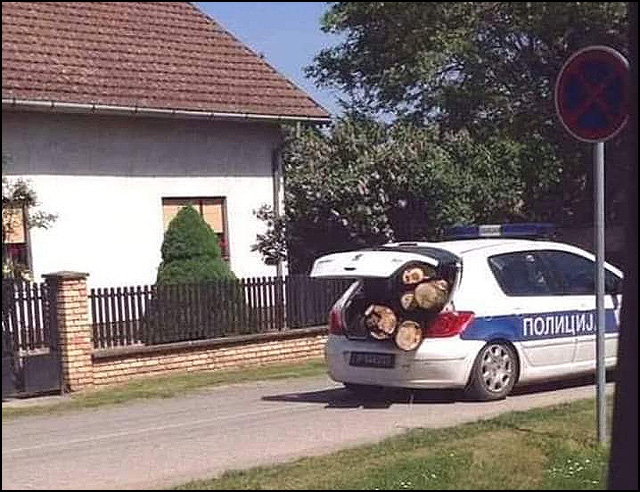 Parkiranje na beogradski način 2 policijska drva