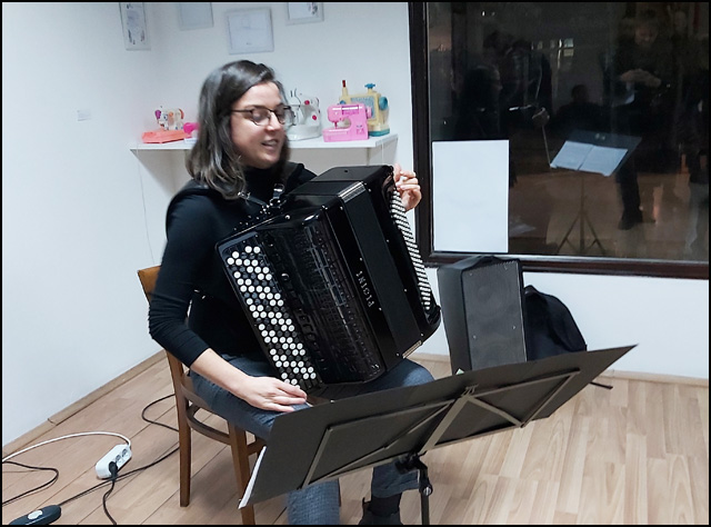 Otvorena izložba Kolektiva Mladost u šezdesetim (Mu60) u Požegi 5 Marija Kandic muzicki performans na otvaranju