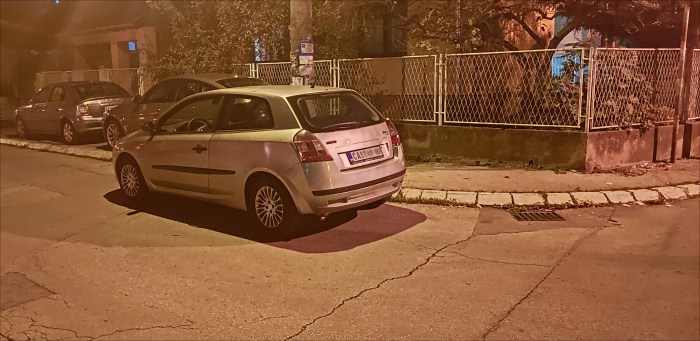 Danima parkira automobil na raskrsnici (FOTO) 3 parkiranje