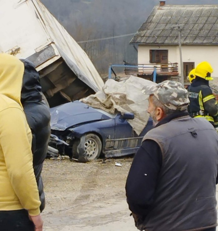 Jedna osoba stradala u teškoj saobraćajnoj nesreći kod Lučana (FOTO) 5 udes 1