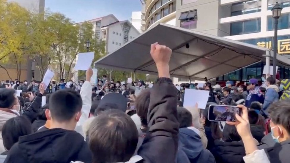 Kina i korona virus: Demonstracije pokreću mladi 2 Students take part in a protest against COVID-19 curbs at Tsinghua University in Beijing, China seen in this still image taken from a video released November 27, 2022 and obtained by REUTERS