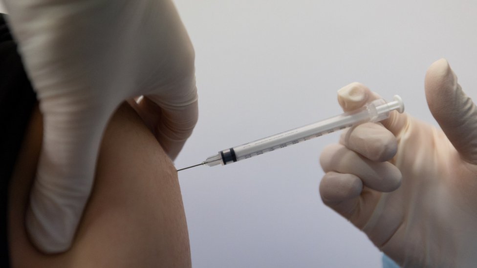 Korona virus i vakcine: Posle dve godine, šta znamo o rezultatima i neželjenim dejstvima 1 Vaccine being applied in an unidentified person