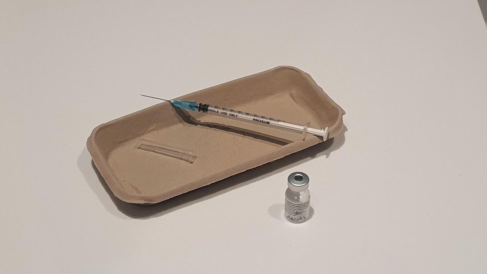 Korona virus i vakcine: Posle dve godine, šta znamo o rezultatima i neželjenim dejstvima 2 Tray, syringe and vaccine