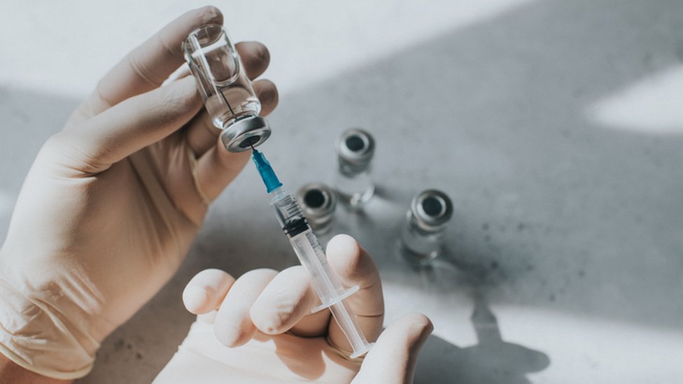 Korona virus i vakcine: Posle dve godine, šta znamo o rezultatima i neželjenim dejstvima 3 Healthcare worker taking vaccine from ampoule