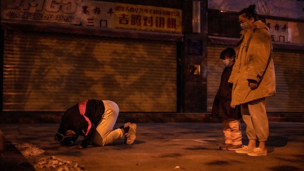 Kina i korona virus: „Ne plašim ih se“ - majka koja je izgubila ćerku od kovida sada je pod nadzorom vlasti 3 File photo of the Qingming Festival in Wuhan in 2020