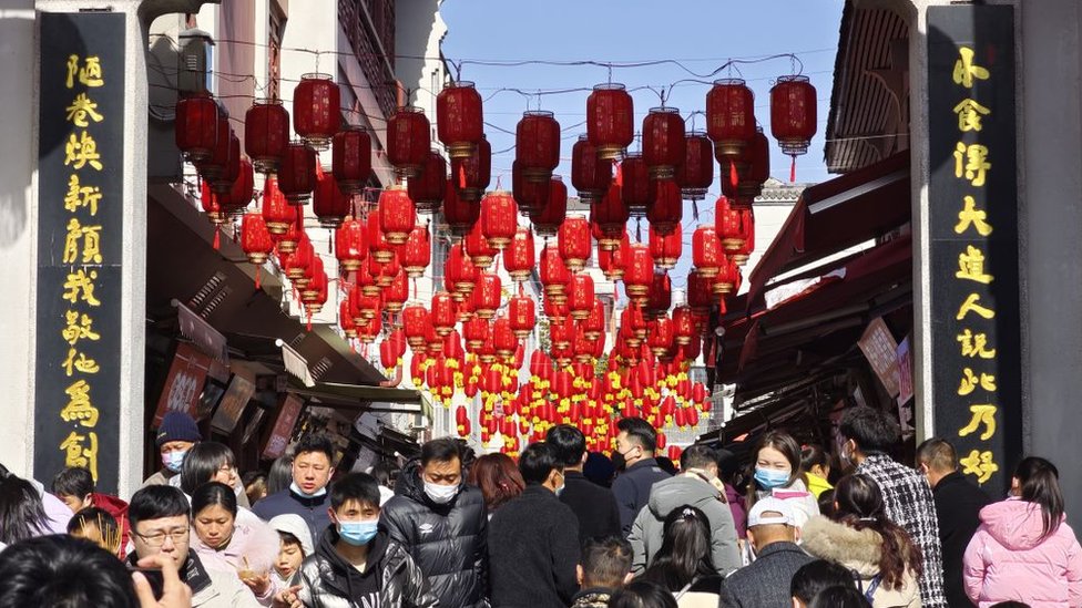 Kina i korona virus: „Ne plašim ih se“ - majka koja je izgubila ćerku od kovida sada je pod nadzorom vlasti 4 Hubu Alley decorated with red lanterns during the Spring Festival holiday on January 24, 2023 in Wuhan