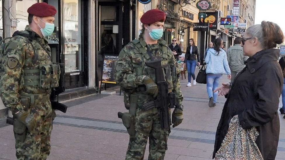Vojnici sa maskama na licu u centru Niša