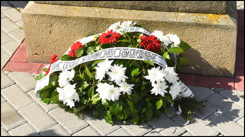 Slika broj 1802139. Venci u znak sećanja na žrtve NATO bombardovanja