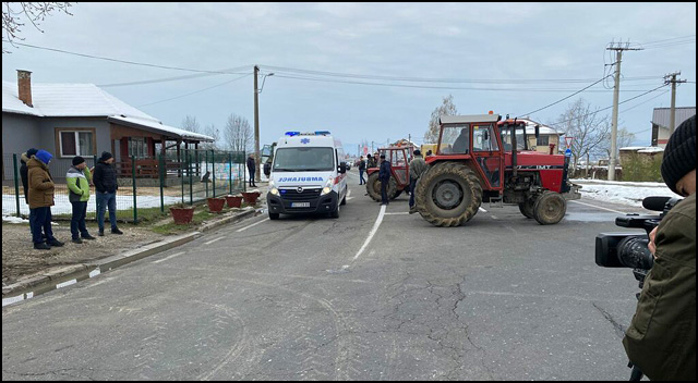 Nezadovoljni poljoprivrednici blokirali put kod Ravnog Gaja 2 Ravni gaj 2