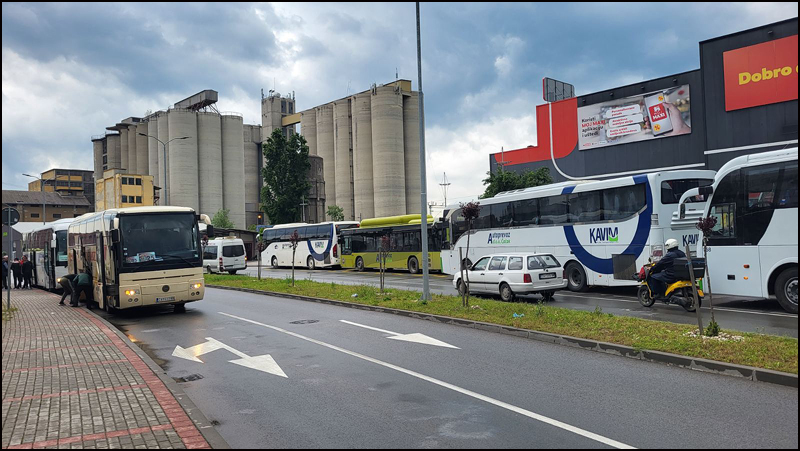 Autobusi čekaju kontramitingaše na polaznoj lokaciji