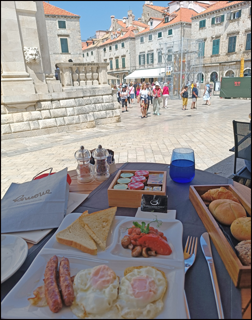 Na Stradunu nekad i sad 8 dorucak u Gradskoj kavani
