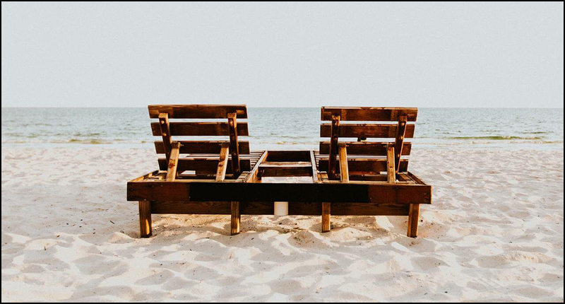 Zašto ljudi koji žive na moru retko kada idu na plažu? 2 lezaljke pesak more