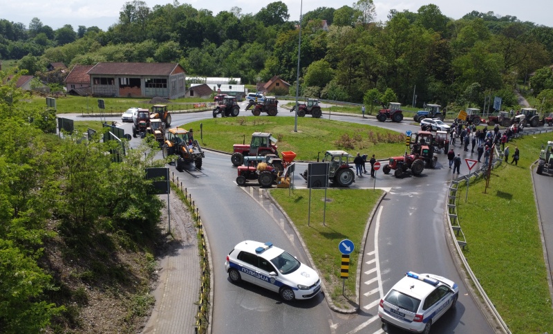 Policija zaustavila poljoprivrednike ispred Kraljeva (FOTO) 1 protest 4