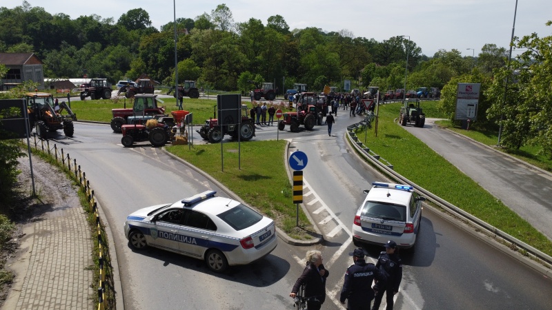 Policija zaustavila poljoprivrednike ispred Kraljeva (FOTO) 3 protest1 2