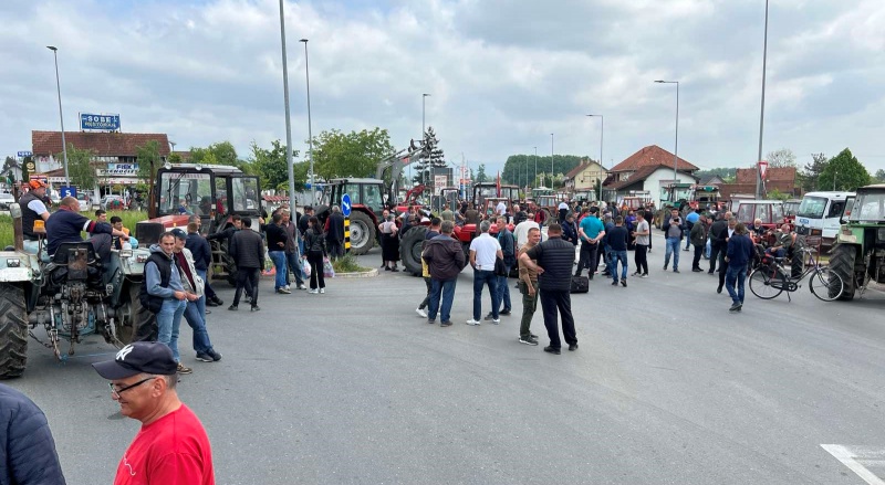 Mrčajevci bili blokirani dva sata, helikopteri nadletali blokadu (VIDEO) 7 protest blokada2