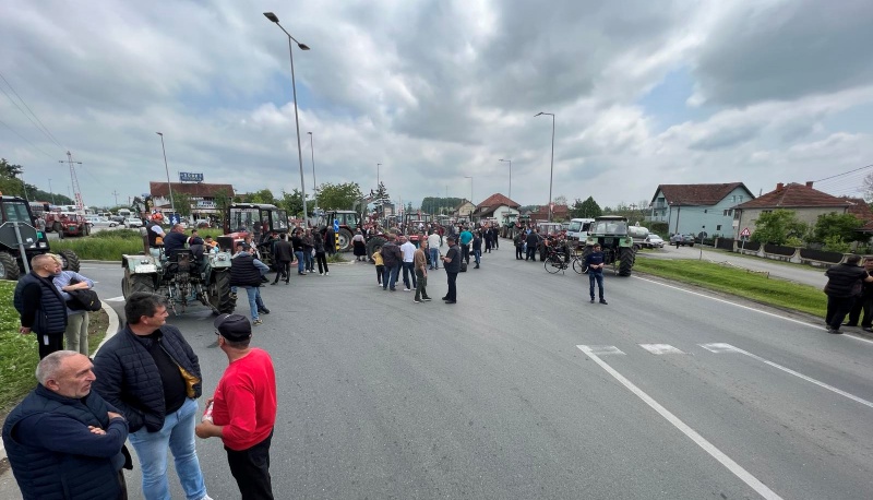 Mrčajevci bili blokirani dva sata, helikopteri nadletali blokadu (VIDEO) 2 protest blokada4