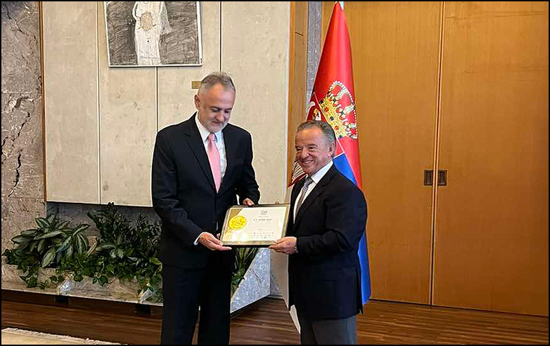 Svetsko prvenstvo u fitnesu za mlađe kategorije 3 Predsednik svetske fedcDr Rafael Santoha urucuje plaketu min Zoranu Gajicu
