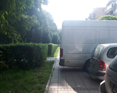 Ima li leka za bahatog vozača kombija? 2 parkiranje 1