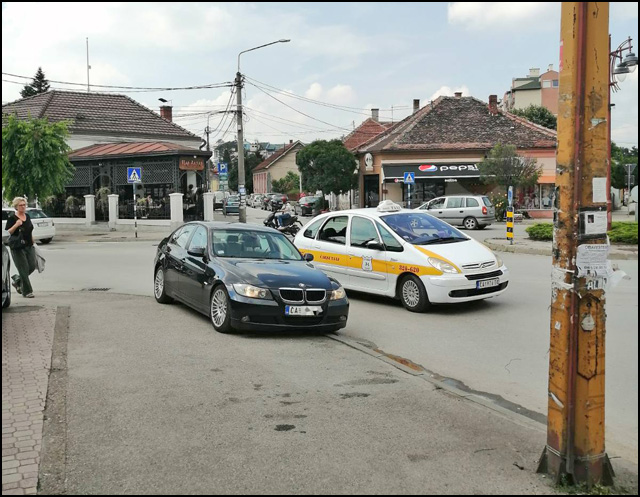 Sve "invalid" do "invalida" na parkingu Lidla 5 Mangup parkirao u kruznom toku kod kafane Car Lazar da bi na bankomatu podigao novac