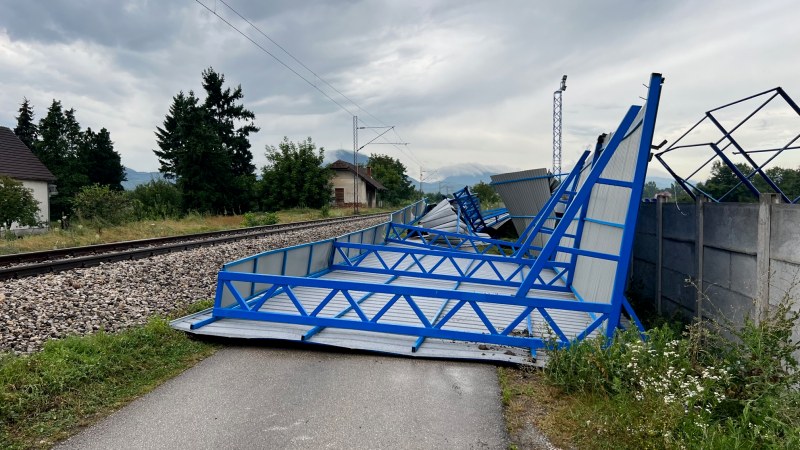 Vetar odneo tribine stadiona Polet na prugu 2 pruga