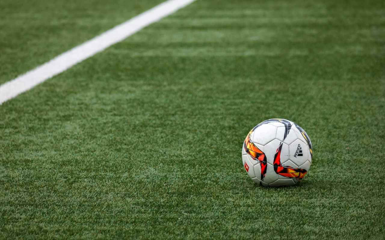 teren trava lopta fudbal