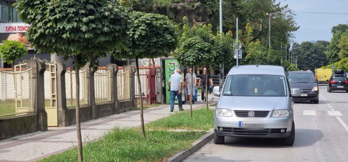 Parkirao na sred ulice (FOTO) 1 automobili