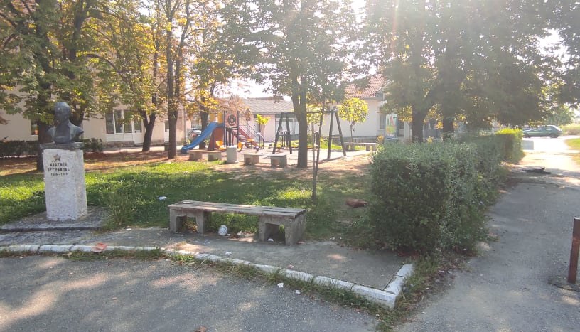 Zapuštena Slatina, mrtvi kučići u centru sela 2 slatina1