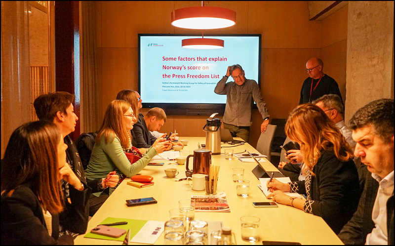 Bezbednost novinara na norveški način 5 Clanovi Stalne radne grupe za bezbednost novinara u Udruzenju novinara Norveske sa Espen Brinsrud sefom odeljenja za novinarstvo i organizaciju. Autor fotografije Miroslav Jankovic OSCE
