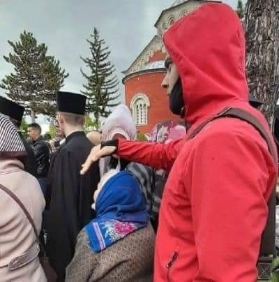 Ljudi opet dele sliku Čačanina ispred manastira Žiča i dive se njegovom gestu 1 dmitric