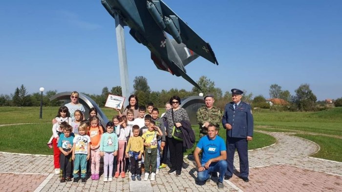 Deca iz Katrge posetila Aerodrom Morava 1 katrga2