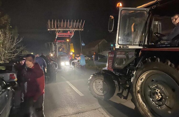 SNS poslao batinaše ispred kuće poljoprivrednika, policija ne reaguje, meštani se organizuju (VIDEO) 1 bavaniste 2 750x492 1