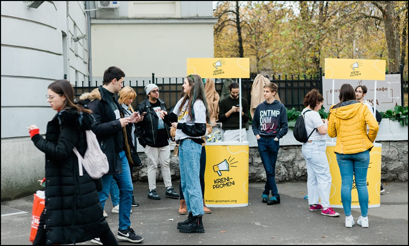 Studenti iz Kreni-Promeni delili kondome sa porukom "posle glasanja nema kajanja" 3 studenti 800