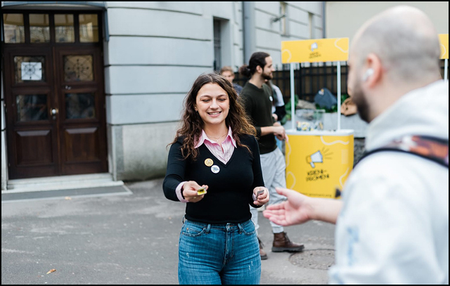 Studenti iz Kreni-Promeni delili kondome sa porukom "posle glasanja nema kajanja" 2 studentzi 1