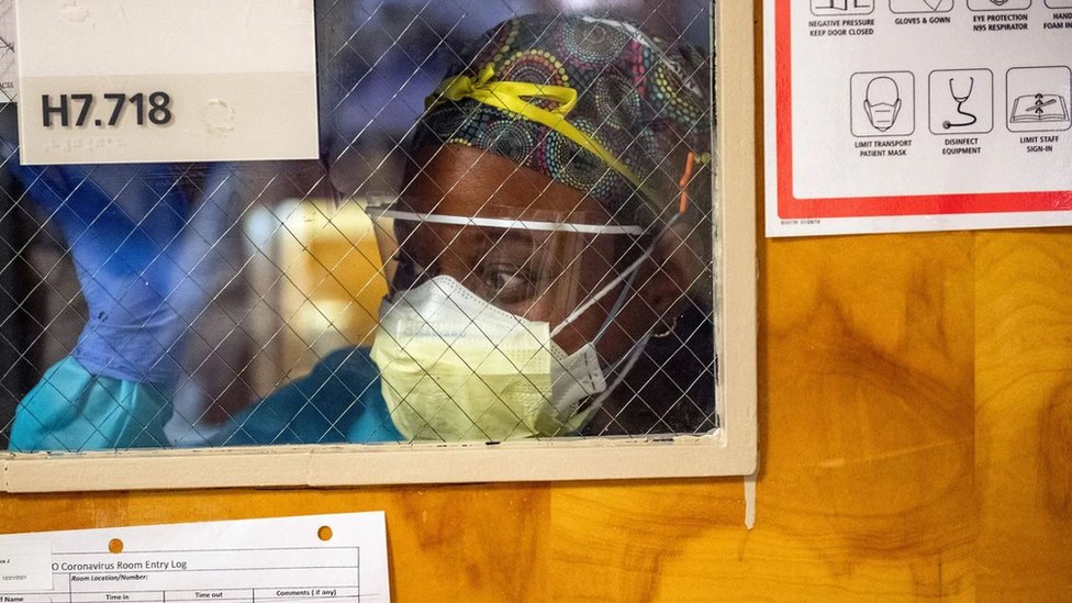 Korona virus: Kako se simptomi menjaju sa svakim novim sojem 1 Medicinska radnica u kovid bolnici