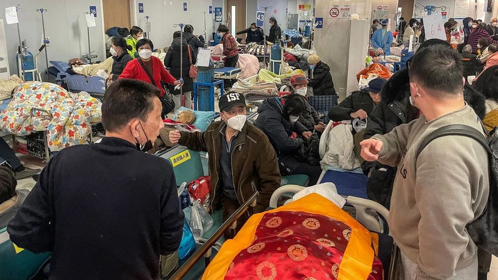 Korona virus: Kako se simptomi menjaju sa svakim novim sojem 2 Bolnice u Šangaju su pretrpane dok grad doživljava skok u broju slučajeva kovida-19