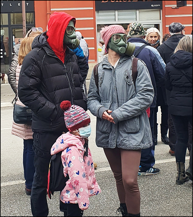 Održan protest za čistiji vazduh, dati rokovi gradonačelniku (FOTO) 9 na protestu sa mamom i tatom