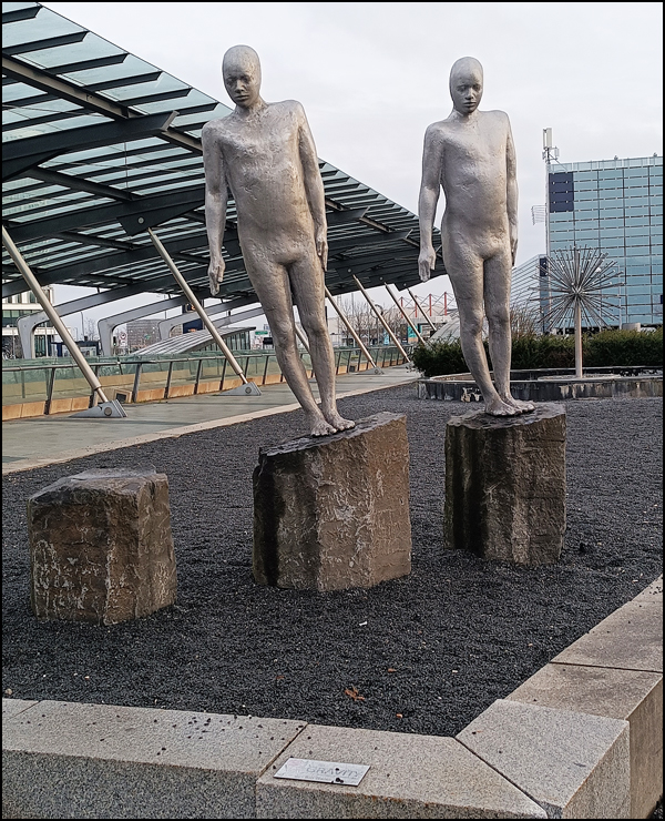 statue