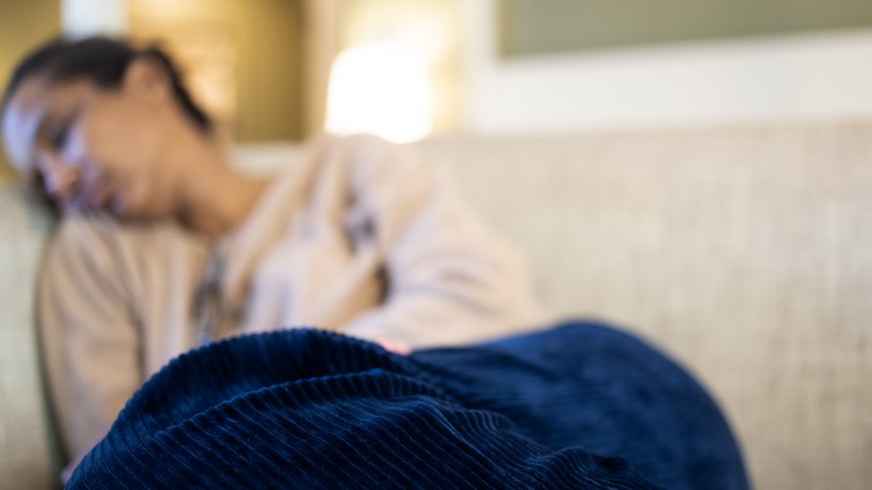 Dugotrajni kovid: Hoće li nova studija pomoći u utvrđivanju dijagnoze i lečenju 1 A woman lying on a sofa