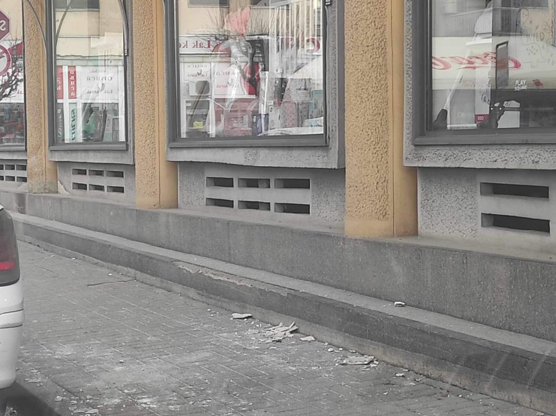 Delovi zgrade u centru padaju na pločnik, niko ne reaguje (FOTO) 6 zgrada1