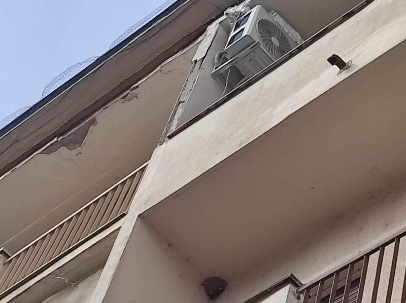 Delovi zgrade u centru padaju na pločnik, niko ne reaguje (FOTO) 3 zgrada4