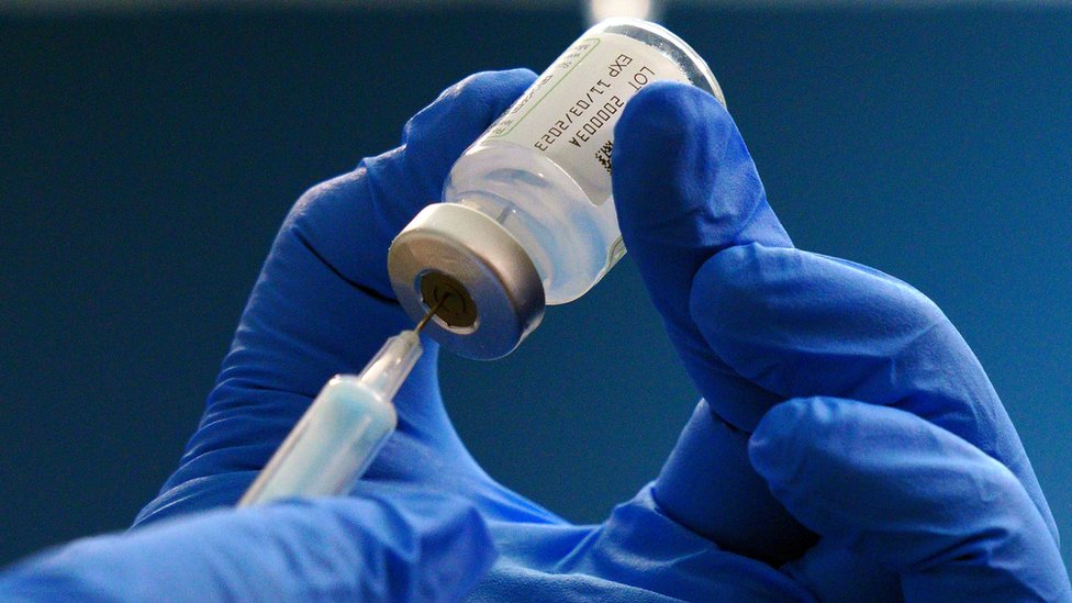 Korona virus: Nemac se 217 puta vakcinisao protiv kovida 1 A medic prepares a Covid booster jab