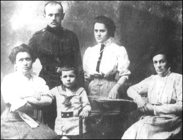 Poseta Ajnstajnovih Novom Sadu 1907 sede Mileva sin Hans i sestra Zorka stoje brat Milos i Sofija Galic Foto knjiga DJordje Krstic