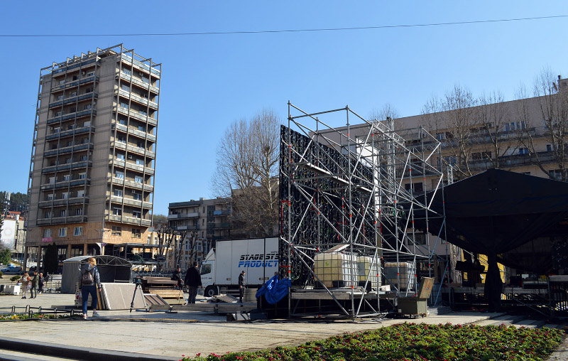 Trg partizana pripreme za sutrasnju svecanist Foto Nenad Kovacevic 3