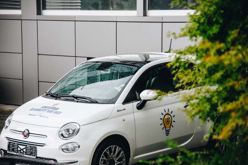 Nele i Oki poručuju „Struju štedi“: Evo u čemu je ključ za osvajanje fiće 1 Glavna nagrada Fiat 500 hibrid