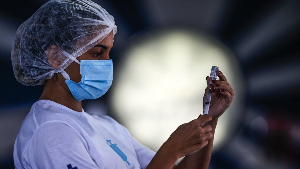 Zdravlje i korona virus: Grupna tužba protiv AstraZeneke - da li je uticala na bolesti i smrti 1 Medicinski radnik priprema jednu dozu AstraZeneka vakcine