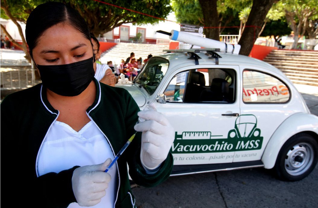 Zdravlje i korona virus: Grupna tužba protiv AstraZeneke - da li je uticala na bolesti i smrti 3 medicinska sestra iz meksičkog Instituta za socijalno osiguranje priprema jednu dozu AstraZeneka vakcine