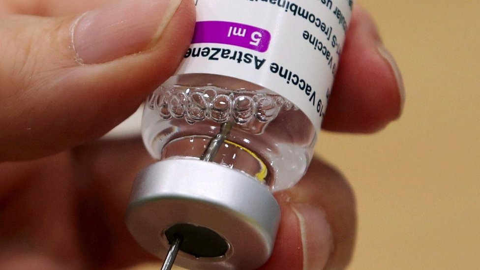 Zdravlje i korona virus: Grupna tužba protiv AstraZeneke - da li je uticala na bolesti i smrti 6 Medicinski radnik priprema jednu dozu AstraZeneka vakcine