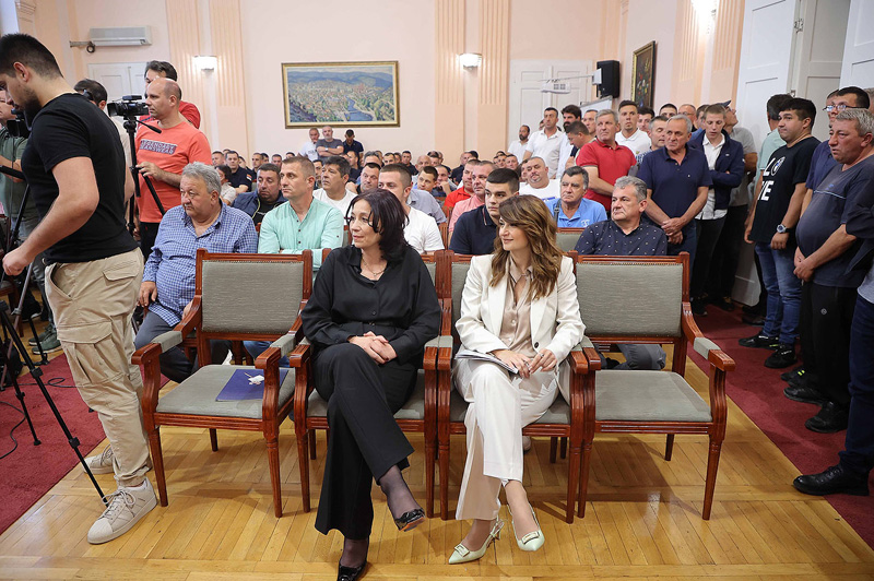Pokušaj naprednjaka da požar na užičkoj deponiji preokrenu u svoju korist 4 Dodela zahvalnica Foto Grad Uzice
