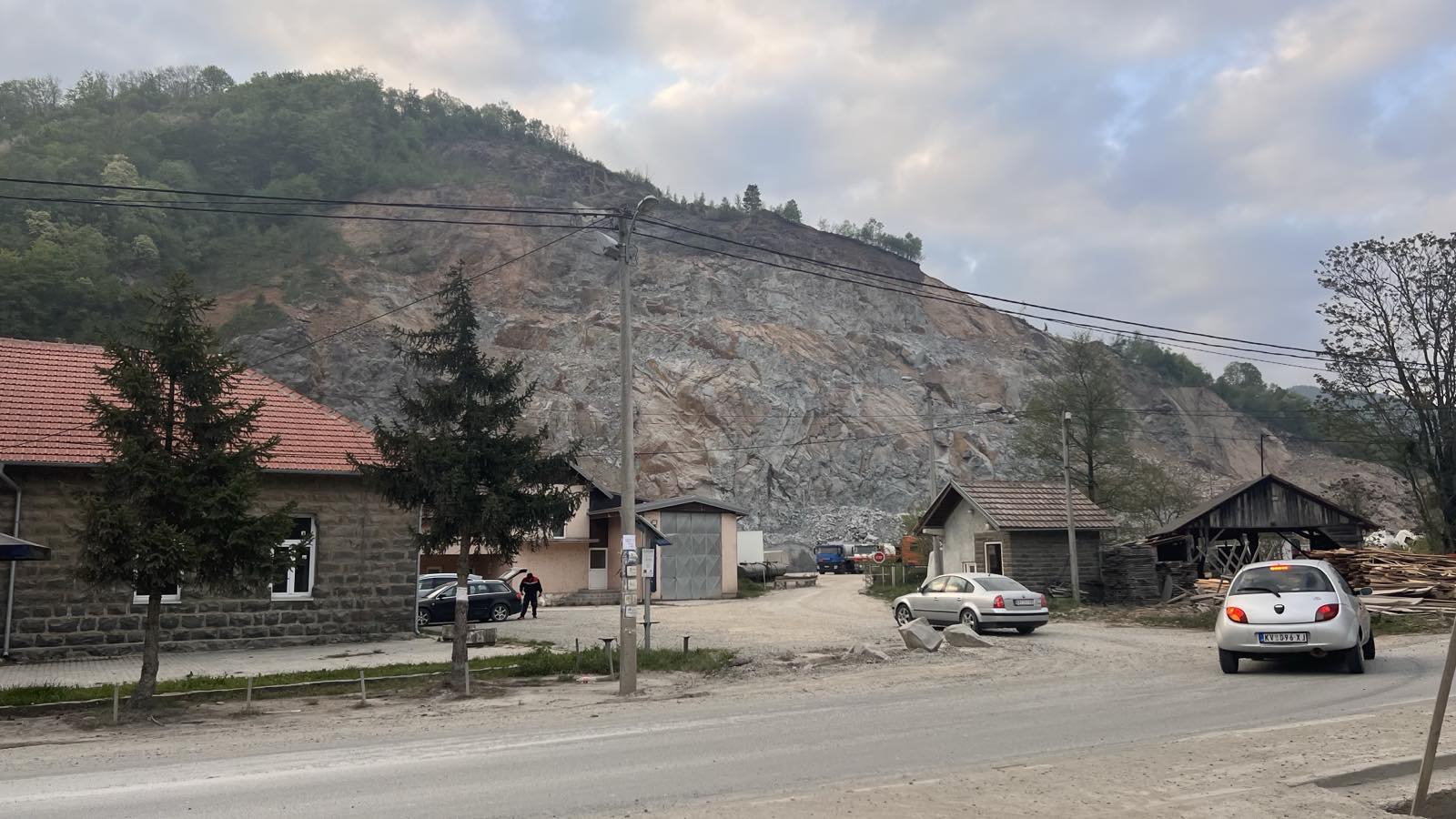 Kamenolom pored same škole, meštani se zastrašuju, opozicionaru izbušili gume (VIDEO) 1 kamenica